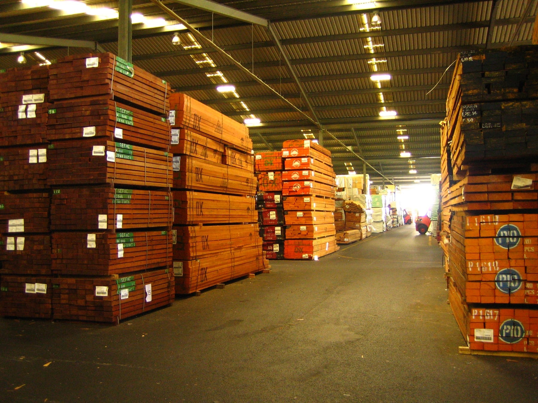 Stacked packs of tropical hardwood in the Beveren-Leie warehouse